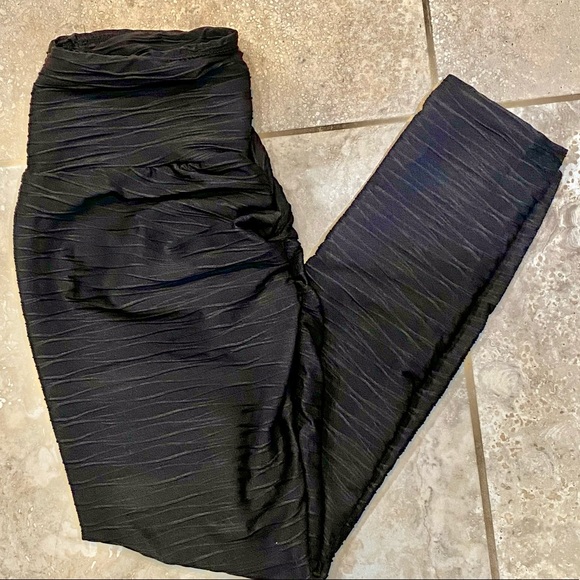 High Waist Scrunch Butt Leggings - LARGE - Picture 12 of 13